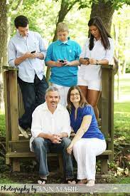 36 Hilarious Family Photoshoots That Are Awkward Silly Or Just Plain Funny Funnypics Funnyphot Family Picture Poses Family Portrait Poses Fun Family Photos