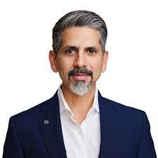 Elliott Sanchez's Instagram, Twitter & Facebook