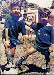 El padre del futbolista argentino carlos távez, segundo tévez, fue liberado hoy tras estar secuestrado durante varias horas, por un grupo de tres delincuentes que exigían el pago de un. 10 Fotos Ineditas De Carlos Tevez De Infancia Dura A Figura Mundial As Usa
