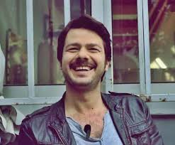 Bölümde anlaşmalarının bozulduğunu gören asaf, ali'yi bıçaklayarak ormanlık. Alp Korkmaz Arka Sokaklar Ali Kac Yasinda