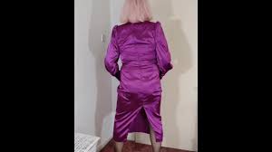 光沢のある紫色のサテンのセクシーなエロティックな女装