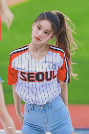 190908 Itzy Yeji Throwing Out First Pitch For Lg Twins Itzy Kpop Girls Fashion