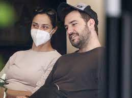 «το θέατρο για τον ηθοποιό είναι ψυχική ηρεμία» τα κοτλέ πουκάμισα δεν είναι μόνο. Eyaggelia Syriopoyloy Spania Dhmosia Emfanish Me Ton Syntrofo Ths Strato Patsatzh
