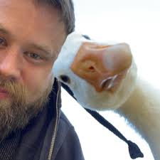 This wild otter just can't stop doing belly slides in the snow! 💞