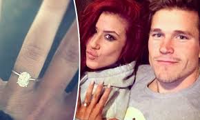 Chelsea's season 9 episode 16 grey beanie. Teen Mom 2 S Chelsea Houska Is Engaged To Boyfriend Cole Deboer Daily Mail Online