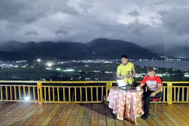 Begitu sampai di lereng bukit cinangkiak ini, di pintu gerbang sudah ada petugas yang berjaga. Bukit Cinangkiak Wisata Baru Di Danau Singkarak