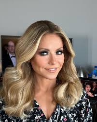 Kelly's beauty and hairstyle discussion