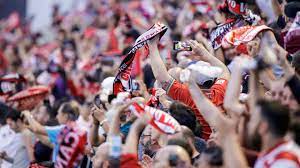 There was a time when the back wall at vallecas had a couple of rows before juande ramos, the manager at the time, arrived and said to get rid of the shoddy looking bleachers and make the pitch a few metres longer. Spanien Rayo Fans Putzen Stadion Nach Unerwunschtem Besuch