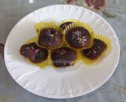 Lelehkan coklat blok dengan cara di tim dengan menggunakan api kecil. Bolu Kering Coklat Lemaripojok