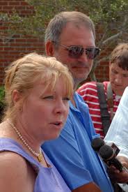 File:US Navy 070817-N-9610C-047 Dan and Deb Dunham address the media  following dedication