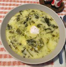 Pentru a găti ciorba de salată verde de post primul pas este să spălăm salata frunză cu frunză şi o punem apoi pe un prosop la scurs. Ciorba De Salata Verde Cu Lapte O Reteta Nemaipomenit De Usoara Recipe Romanian Food Cooking Food