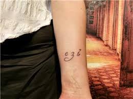 Kanat ile zarif dinamik h harfi dogrusal tasarim dovme herhangi bir ulasim hizmeti veya spor alanlarinda. Tamer Guleryuz Marka Tattoo Piercing