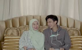 Rey mbayang tak permasalahkan usia istrinya, dinda hauw yang lebih tua dua tahun darinya. Awalnya Tak Ngaku Dinda Hauw Akhirnya Ungkap Pernah Cemburu Dengar Rey Mbayang Cerita Soal Mantan Kekasihnya