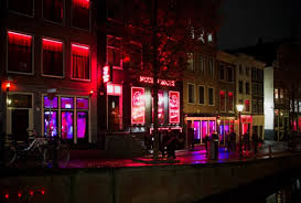Im herzen amsterdams, im ältesten teil der stadt und in der nähe des dammplatzes und des hauptbahnhofs. Amsterdam Werden Die Fenster Des Rotlichtviertel Den Vorhang Herunterlassen Easyvoyage