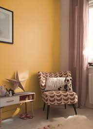 On Apporte Du Pep S A Une Chambre D Enfants Avec Des Murs Peints En Jaune Granvia Pour Un Resultat Aussi Decoration Maison Peinture Chambre Bebe Boiseries