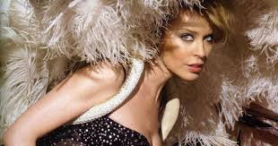 Stiamo organizzando un party molto speciale che celebrerà i maggiori successi di kylie mixati alla migliore musica dance anni 90! Listen Kylie Minogue Covers Rozalla S 90s Dance Hit Everybody S Free For Boots Christmas Ad