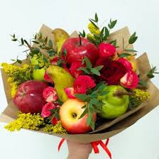 как сделать букет из цветов и фруктов своими руками Kak Sdelat Buket Bukety Iz Cvetov Konfet Fruktov 100 Foto Sedobnye Kompozicii Buket Frukty