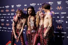 Måneskin is an italian rock band from rome, consisting of lead vocalist damiano david, bassist victoria de angelis, guitarist thomas raggi, and drummer ethan torchio. Rome Band Brings Eurovision Back Where Song Contests Began Voice Of America English