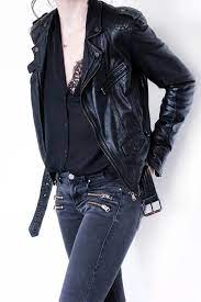 Collier Dent De Requin Corpus Christi Veste Cuir Zara Chemisier Soie Noir The Kooples Jean Zip Slim Topshop In 2021 Fashion Clothes Style