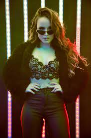 Manoela comes to the timeline in a shorter span of time. Pin Em Larissa Manoela