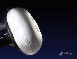 Falls ihr kind wissen möchte, ob der airbag platzen kann, lassen sie es versuchen, den halbgefüllten ballon zu zertreten. Die Airbag Geschichte Eine Entwicklung Von Mercedes Benz Geht In Serie