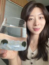 By the end of the year of Dragon, a senior friend has sent me a present,  which is a calendar of the following year of the Snake. It is designed by  himself,