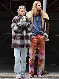 Elsa hosk and boyfriend tom daly just welcomed a little angel. Elsa Hosk Bundles Up In Cozy Boyfriend Jacket As She And Beau Tom Daly Step Out For A Stroll Daily Mail Online