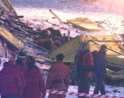 Demnach war eine der gondeln der bahn westlich des lago. Cermis 3 Febbraio 98 Ore 15 13 Un Aereo Usa Trancia I Cavi Della Funivia Cronaca L Adige It