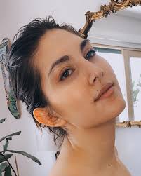 I just really liked my face in the last picture so just pretend the crop  isn't insanely odd 😬😉⁣ ⁣ Wearing @joahbrown top and @hanes