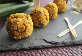 Grattugiate le zucchine e ponetele in un largo recipiente 7, dove aggiungerete la scorza di limone grattugiata 8 e lo zenzero fresco grattugiato 9. Polpette Al Forno Con Quinoa E Zucchine Dal Dolce Al Salato Con Lucia