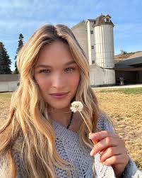 Allie Collier's Instagram, Twitter & Facebook