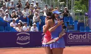 Marti 23 octombrie 2018, a avut loc la scoala numarul 1 ,,sfinții voievozi, finala cupei sectorului 1, la tenis, acolo unde au mulțumiri federației romane de tenis, primăria sectorului 1, inspectoratul scolar al municipiului bucuresti, centrul cultural al sectorului 1 bucuresti. Mihaela BuzÄrnescu Si Raluca Olaru In Semifinale La Brd Bucharest Open 2018