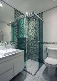 Lorsqu'elle est destinée aux amis, la petite salle de bains ou la salle de bains d'appoint doit être pensée comme à l'hôtel : 1001 Idees Salle De Bain Italienne Petite Surface Les Deux Pieds Sur Terre Idee Deco Petite Salle De Bain Salle De Bain Design Salle De Bain Italienne