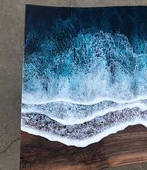 Avec De La Resine Ces Artistes Decorent Des Tables En Bois Avec Des Vagues Realistes Table De Resine Art En Resine Table Bois