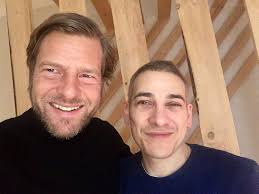 Er steht auf kernige sportarten wie boxen, fechten, tauchen und karate. Jeder Von Uns Muss Eine Reise Antreten