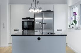 Im Lot Positionierte Kucheninsel Mit Viel Stauraum Bohm Interieur In 2020 Kuche Mit Insel Kucheninsel Diy Kucheninsel