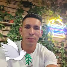 Buenas grupo alguien me puede decir la edad mas menos de estas gallinas y  cuanto le falta para que comiencen la postura , gracias de antemano