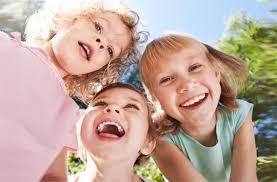 An beiden händen festgehalten, stolpert sie vor sich hin und versucht es wenigstens. Lachen Macht Kinder Stark Furs Ganze Leben