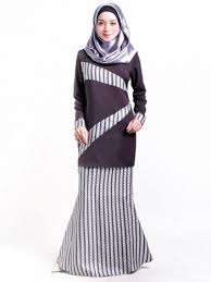 Pada bagian tersebut, baju kurung memiliki potongan anda bisa memillih warna, seperti hitam, putih, cokelat, biru, denim, dan khaki. Nice Koleksi Kurung Moden Hitam Yg Gojes Lovelysuri