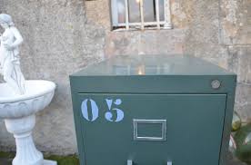 Un mobilier de bureau entièrement en métal (dans sa couleur d'origine) pour classer des documents. Meuble Strafor 4 Tiroirs Mobilier Industriel Mobilier Puces Privees