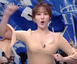 타이트한 오피스룩을 입고 볼륨 있는 몸매를 뽐내는 그녀는 의도하지 않았는데 방송에서 몸매가 부각돼 대중들에게 '몸매' 라는 키워드로만 인식될까 불안하다고. ë‹¤ë¦¬ í'€ë¦° ì‹ ì•„ì˜ Gif ì•½ í›„ë°©ì£¼ì˜ ì›¹ì§„ ì¸ë²¤ ì¸ë²¤