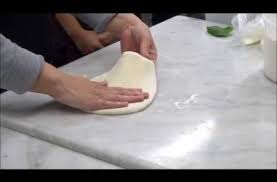 本格的なナポリピッツァ マルゲリータ 初心者でも簡単に出来る生地の伸ばし方 トッピング解説 youtube ピザ 生地 ナポリピッツァ 生地