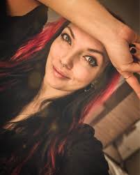 Scarlet Dorn no Instagram: “New year, new decade, new chance, new you? What  are your New Year's resolutions? #scarletdorn #newyear #newdecade  #newyearsresolution…”