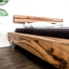 Die oberflächen von naturhölzern werden geölt und gegebenenfalls gewachst. Das Balkenbett Aus Schweizer Holz Mit Liebe Zum Detail