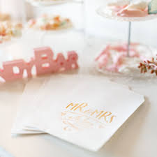 Candy Bar Ideen Candy Bar Tuten In Weiss Mit Goldener Handlettering Aufschrift Mr Mrs Candy Bar Hochzeit Hochzeitstorte Ausgefallen Hochzeitstorte Schlicht