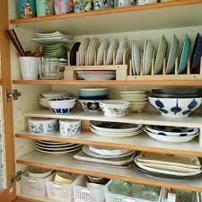 食器収納術総集編 無印や100均を使った整頓のコツ30選 食器棚 収納 100均 お皿 収納 食器棚 収納