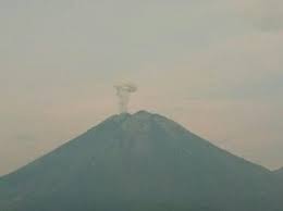 Erupsi gunung semeru kali ini disebabkan letusan sekunder yang hampir sama dengan letusan beberapa waktu lalu. Gunung Semeru Erupsi Semburkan Abu Setinggi 500 Meter Okezone News