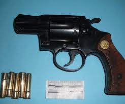 Un pistolet grenaille est une réplique fidèle d'une arme à feu classique en termes de design et de bruit à la détonation. Avoine Un Homme Blesse Par Un Tir De Grenaille Au Cours D Un Anniversaire Home