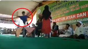 Doa mengalir, antara lain dari akun @foto profil. Syekh Ali Jaber Ditusuk Pemuda Tak Dikenal Saat Pengajian Di Masjid Falahuddin Lampung Portal Berita Jawa Timur Hari Ini