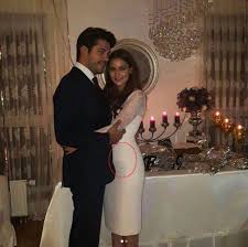 Ünlü oyuncu fahriye evcen, geçtiğimiz aylarda oğlu karan'ın fotoğrafını sosyal medyada paylaşmış. Fahriye Evcen Hamile Mi